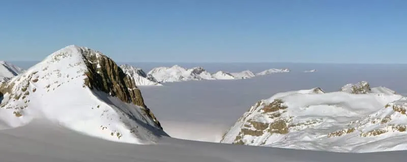Panorama alpin au-dessus des nuages